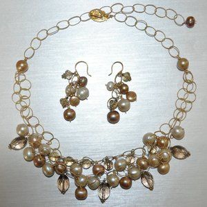 Freshwater cultured pearls necklace & earrings set